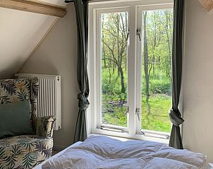 Comfortabele woonkamer in Vakantiehuisje in Domburg, Walcheren, met grote ramen.