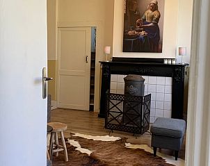 Stijlvolle woonkamer met tulpen in Vakantiehuisje in Domburg, Walcheren.