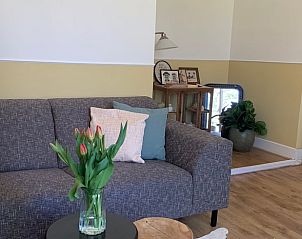 Ruime zithoek met fauteuil in Vakantiehuisje in Domburg, Walcheren.