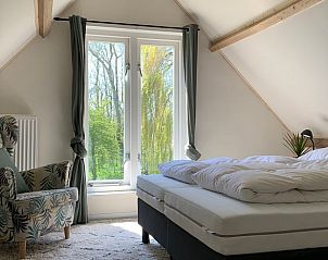 Slaapkamer met drie bedden en dakramen in Vakantiehuisje in Domburg, Walcheren.