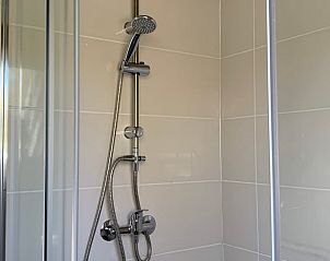 Badkamer met wastafel en dakraam in Vakantiehuisje in Domburg, Walcheren.