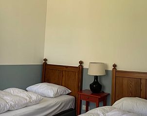 Zithoek met uitzicht op tuin in Vakantiehuisje in Domburg, Walcheren.