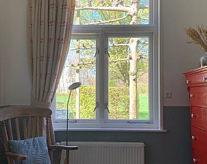 Slaapkamer met kleurrijk behang in Vakantiehuisje in Domburg, Walcheren.