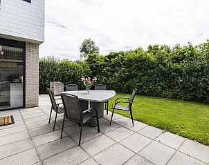 Ruim terras bij VZ969 Vrijstaand vakantiehuis in Vlissingen, Walcheren, omgeven door groen.