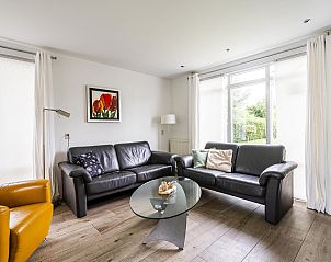 Gezellige woonkamer in VZ969 Vrijstaand vakantiehuis in Vlissingen, Walcheren, met comfortabele banken.