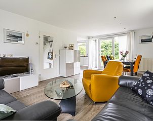 Moderne woonkamer van VZ969 Vakantiehuis in Vlissingen, Walcheren, met open eetruimte.