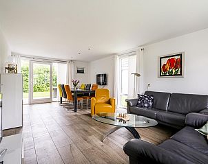 Eetkamer in VZ969 Vrijstaand vakantiehuis in Vlissingen, Walcheren, met kleurrijke stoelen.