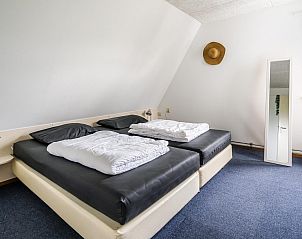 Ruime slaapkamer in VZ969 Vakantiehuis in Vlissingen, Walcheren, met kunst aan de muur.