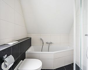 Stijlvolle badkamer met douche in VZ969 Vakantiehuis in Vlissingen, Walcheren.