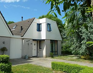 Exterieur van VZ1122 Luxe vakantiewoning in Vlissingen, omgeven door groen, Walcheren, Zeeland.