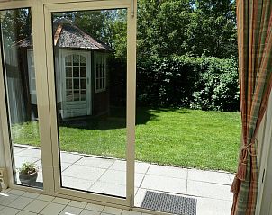 Uitzicht op tuin vanuit VZ1122 Luxe vakantiewoning in Vlissingen, Walcheren, Zeeland.