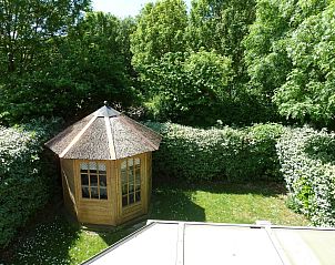 Tuinpaviljoen omringd door groen bij VZ1122 Luxe vakantiewoning in Vlissingen, Walcheren, Zeeland.