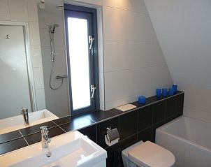 Moderne badkamer in VZ1122 Luxe vakantiewoning in Vlissingen, Walcheren, Zeeland.