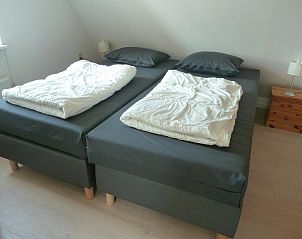 Ruime slaapkamer met tweepersoonsbed in VZ1122 Luxe vakantiewoning in Vlissingen, Walcheren, Zeeland.