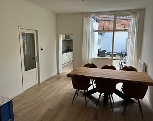 Eethoek in VZ2419 Vakantiewoning Vlissingen met uitzicht op de binnenplaats in Zeeland.