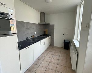 Moderne keuken in VZ2419 Vakantiewoning Vlissingen, volledig uitgerust voor uw verblijf in Walcheren.
