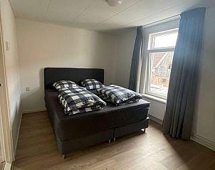 Comfortabele slaapkamer in VZ2419 Vakantiewoning Vlissingen met groot raam in Zeeland.