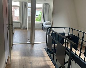 Bovenverdieping van VZ2419 Vakantiewoning Vlissingen met toegang tot slaapkamers in Walcheren.