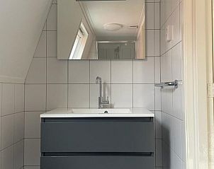 Stijlvolle badkamer in VZ2419 Vakantiewoning Vlissingen met moderne voorzieningen in Zeeland.