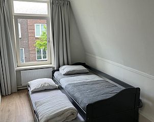 Slaapkamer met tweepersoonsbed in VZ2419 Vakantiewoning Vlissingen, ideaal voor gezinnen in Walcheren.