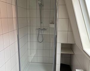 Ruime doucheruimte in VZ2419 Vakantiewoning Vlissingen voor een verfrissende ervaring in Zeeland.