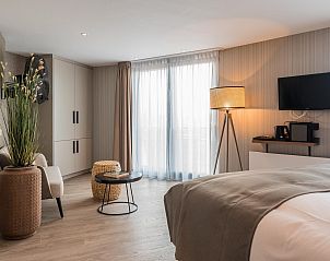 Moderne slaapkamer in VZ913 Junior Suite te Vlissingen, Walcheren, Zeeland met comfortabele zithoek.