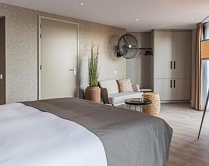 Stijlvolle binnenruimte van VZ913 Junior Suite te Vlissingen, Walcheren, Zeeland met gezellige zitplek.