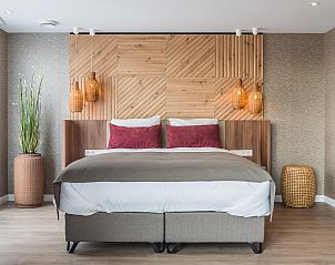 Luxe slaapkamer in VZ913 Junior Suite te Vlissingen, Walcheren, Zeeland met houten wanddecoratie.