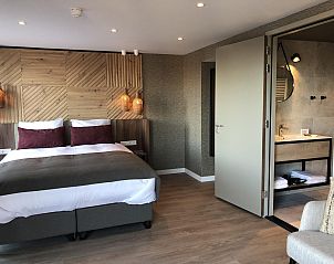 Ruime slaapkamer met aangrenzende badkamer in VZ913 Junior Suite te Vlissingen, Walcheren, Zeeland.