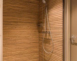 Moderne douche in VZ913 Junior Suite te Vlissingen, Walcheren, Zeeland met houten afwerking.