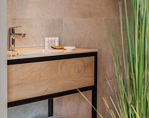 Stijlvolle wastafel in badkamer van VZ913 Junior Suite te Vlissingen, Walcheren, Zeeland met moderne details.