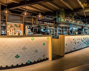 Gezellige bar in VZ913 Junior Suite te Vlissingen, Walcheren, Zeeland met sfeervolle verlichting.