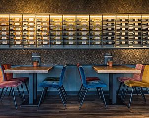 Wijnrek en eetgedeelte in VZ913 Junior Suite te Vlissingen, Walcheren, Zeeland met moderne inrichting.