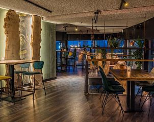 Sfeervolle lounge in VZ913 Junior Suite te Vlissingen, Walcheren, Zeeland met uitzicht op de omgeving.