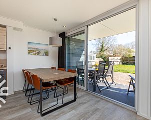 Eetkamer met terraszicht in vakantiehuis ZE1447, Aagtekerke, Walcheren, Zeeland.