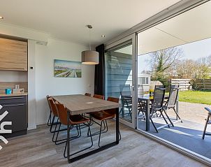 Keuken met moderne apparatuur in vakantiehuis ZE1447, Aagtekerke, Walcheren, Zeeland.