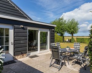 Terras van vakantiehuis ZE257 in Aagtekerke, Walcheren, Zeeland met uitzicht op een groene tuin.