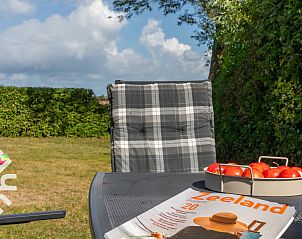 Buitenruimte van vakantiehuis ZE257 in Aagtekerke, Walcheren, Zeeland met comfortabele stoelen.