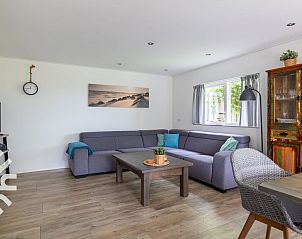 Ruime eetkamer in vakantiehuis ZE257 in Aagtekerke, Walcheren, Zeeland met uitzicht op de tuin.