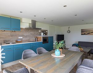 Moderne badkamer en trap in vakantiehuis ZE257 in Aagtekerke, Walcheren, Zeeland.