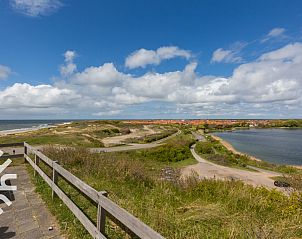 Tuin van vakantiehuis ZE257 in Aagtekerke, Walcheren, Zeeland met tijdschrift en appels op tafel.