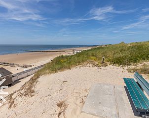 Terras met tuinmeubilair bij vakantiehuis ZE257 in Aagtekerke, Walcheren, Zeeland.
