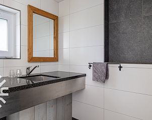 Slaapkamer met eenpersoonsbed en opbergkast in vakantiehuis ZE257 in Aagtekerke, Walcheren, Zeeland.