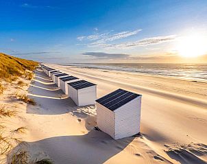 Lichte badkamer met dakraam in vakantiehuis ZE415, Aagtekerke, Walcheren.