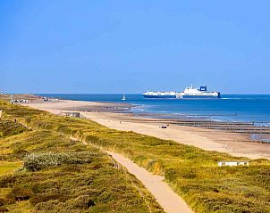 Lichte badkamer met dakraam in vakantiehuis ZE415, Aagtekerke, Walcheren.