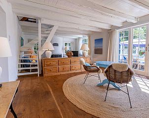 Stijlvolle hal met trap in vakantiehuis ZE415, Aagtekerke, Walcheren.