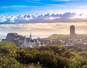 Zonnig terras met parasol bij vakantiehuis ZE415, Aagtekerke, Walcheren.