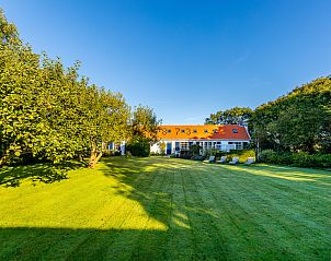 Lichte woonkamer met terrasdeuren in vakantiehuis ZE415, Aagtekerke, Walcheren.