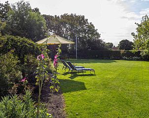 Moderne keuken in vakantiehuis ZE415, Aagtekerke, Walcheren, met houten werkblad.