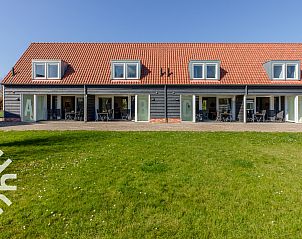 Woonkamer en keuken in vakantiehuis ZE1445, Aagtekerke, Walcheren met moderne inrichting.